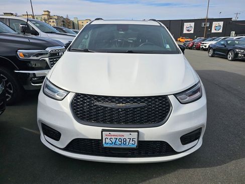 Used 2023 Chrysler Pacifica Limited w/ S Appearance Package image 3