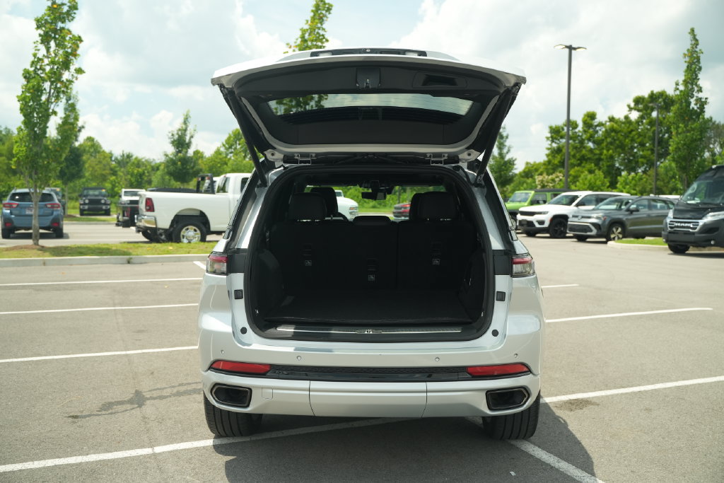 Used 2023 Jeep Grand Cherokee Summit AWD/4WD image 20