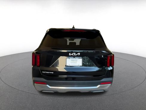 Used 2024 Kia Sorento S image 12