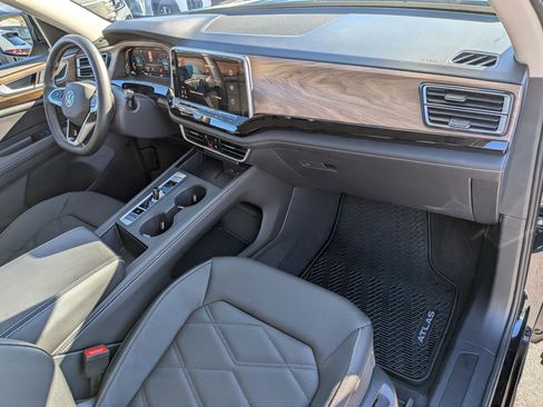Used 2025 Volkswagen Atlas SE image 38