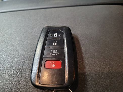 Used 2021 Toyota Highlander XLE FWD image 32