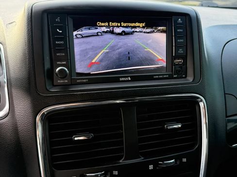 Used 2017 Dodge Grand Caravan SXT FWD image 18