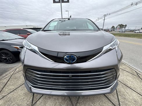 Used 2023 Toyota Sienna Platinum image 28