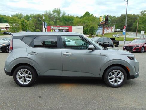 Used 2024 Kia Soul LX w/ Option Group 015 FWD image 4