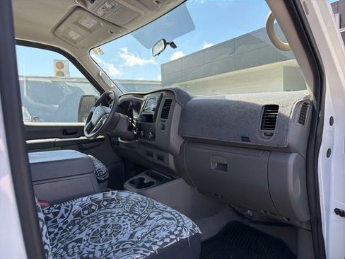 Used 2018 Nissan NV 3500 SV RWD image 19
