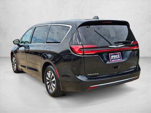 Used 2023 Chrysler Pacifica Touring-L FWD image 8