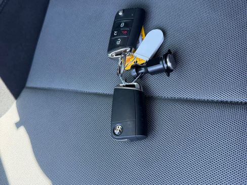 Used 2016 Volkswagen e-Golf SE image 21