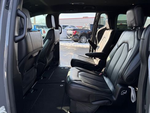 Used 2025 Chrysler Pacifica Select FWD image 14