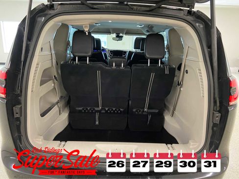Used 2024 Chrysler Pacifica Touring-L image 7