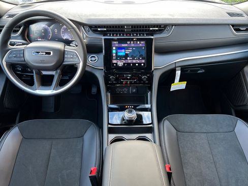New 2025 Jeep Grand Cherokee Altitude image 13
