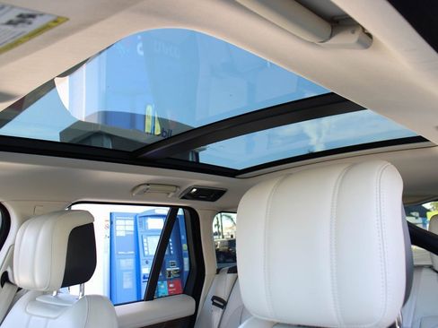 Used 2019 Land Rover Range Rover HSE image 24