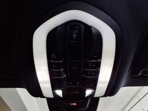 Used 2020 Porsche Macan AWD/4WD image 14