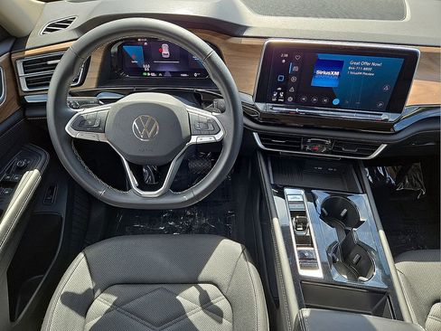 Used 2025 Volkswagen Atlas SE image 19