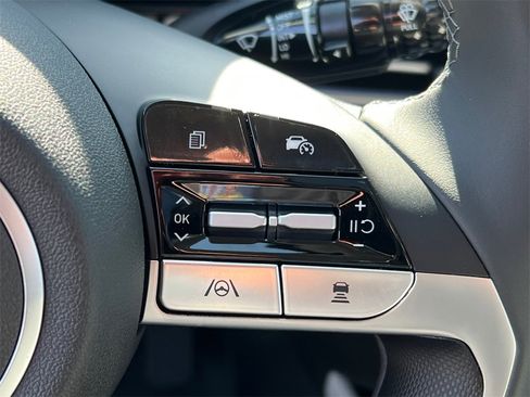 Certified 2025 Hyundai Elantra Limited image 25