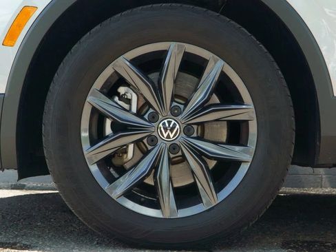 Used 2023 Volkswagen Tiguan SE w/ Panoramic Sunroof Package AWD/4WD image 12