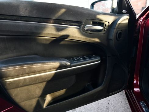 Used 2019 Chrysler 300 Limited RWD image 9