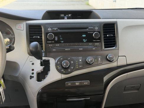 Used 2011 Toyota Sienna LE w/ Towing Pkg FWD image 21