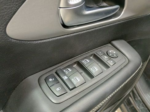 Used 2023 Chrysler Pacifica Limited w/ Uconnect Theater Family Group image 15