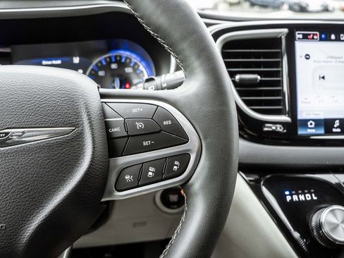 Used 2023 Chrysler Pacifica Touring-L FWD image 25
