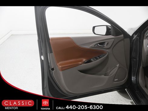 Used 2016 Chevrolet Malibu LT w/ Leather Package FWD image 4