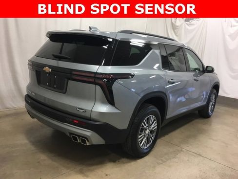 Used 2025 Chevrolet Traverse LT image 4