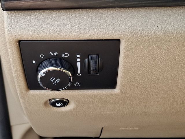 Used 2021 Jeep Grand Cherokee Laredo AWD/4WD image 24