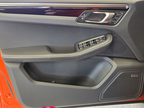 Certified 2025 Porsche Macan image 14