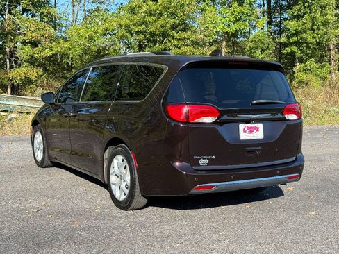 Used 2018 Chrysler Pacifica Touring Plus w/ Tire & Wheel Group image 5