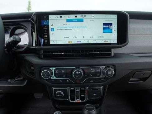 New 2025 Jeep Gladiator Sport image 27