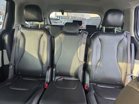 Used 2023 Kia Carnival LX FWD image 30