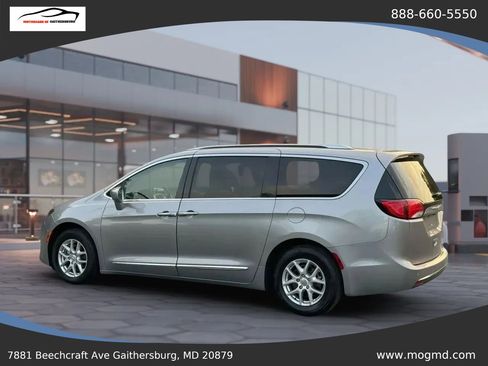 Used 2017 Chrysler Pacifica Touring-L FWD image 10