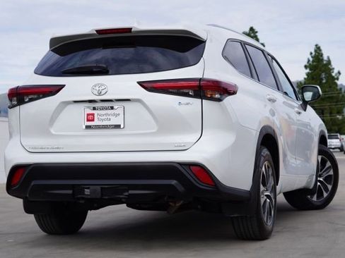 Certified 2025 Toyota Highlander XLE image 6
