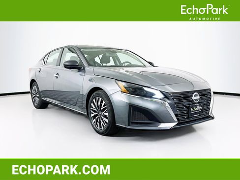 Used 2025 Nissan Altima 2.5 SV FWD image 1