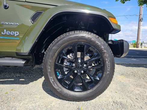 Used 2023 Jeep Wrangler Unlimited Sahara w/ Cold Weather Group AWD/4WD image 9