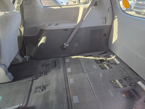 Used 2015 Toyota Sienna LE AWD/4WD image 18