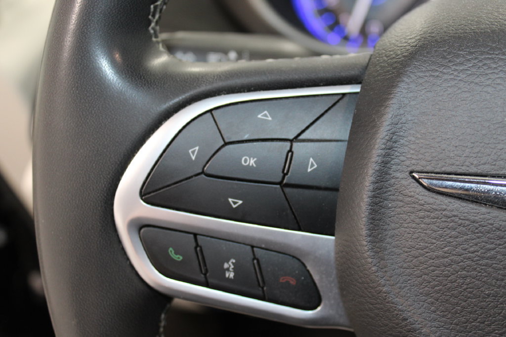 Used 2024 Chrysler Pacifica Touring-L FWD image 31