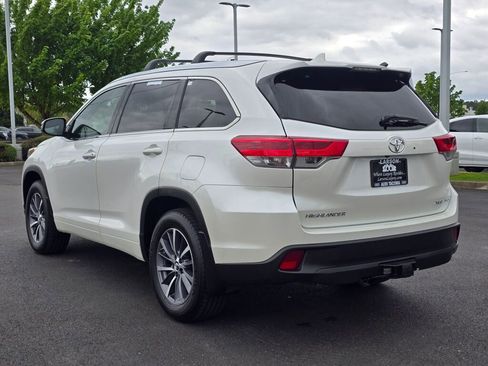 Used 2017 Toyota Highlander XLE AWD/4WD image 3