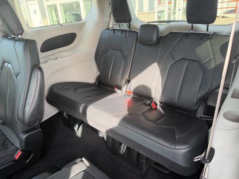 Used 2020 Chrysler Pacifica Touring-L w/ Advanced Safetytec Group image 12