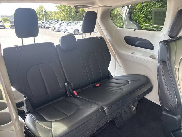 Used 2018 Chrysler Pacifica Touring-L FWD image 12