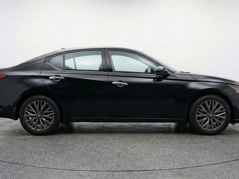Used 2025 Nissan Altima 2.5 SV FWD image 11