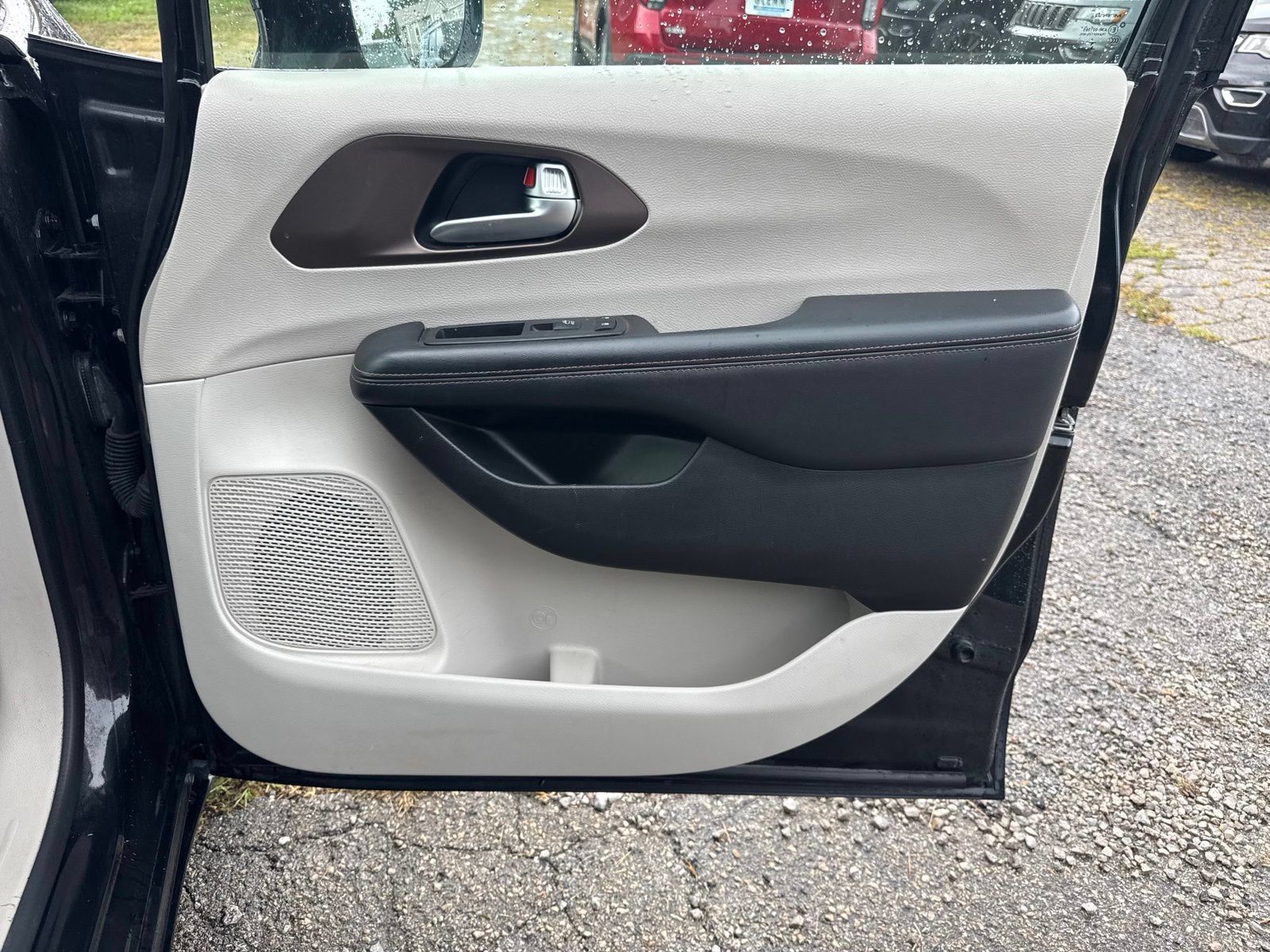 Used 2018 Chrysler Pacifica Touring-L FWD image 30
