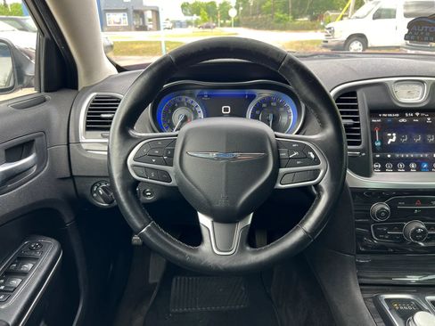 Used 2018 Chrysler 300 Touring w/ Chrome Appearance Package image 17