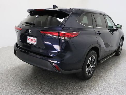 Used 2023 Toyota Highlander XLE FWD image 7