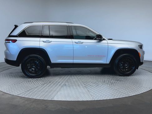 Used 2023 Jeep Grand Cherokee Limited AWD/4WD image 9