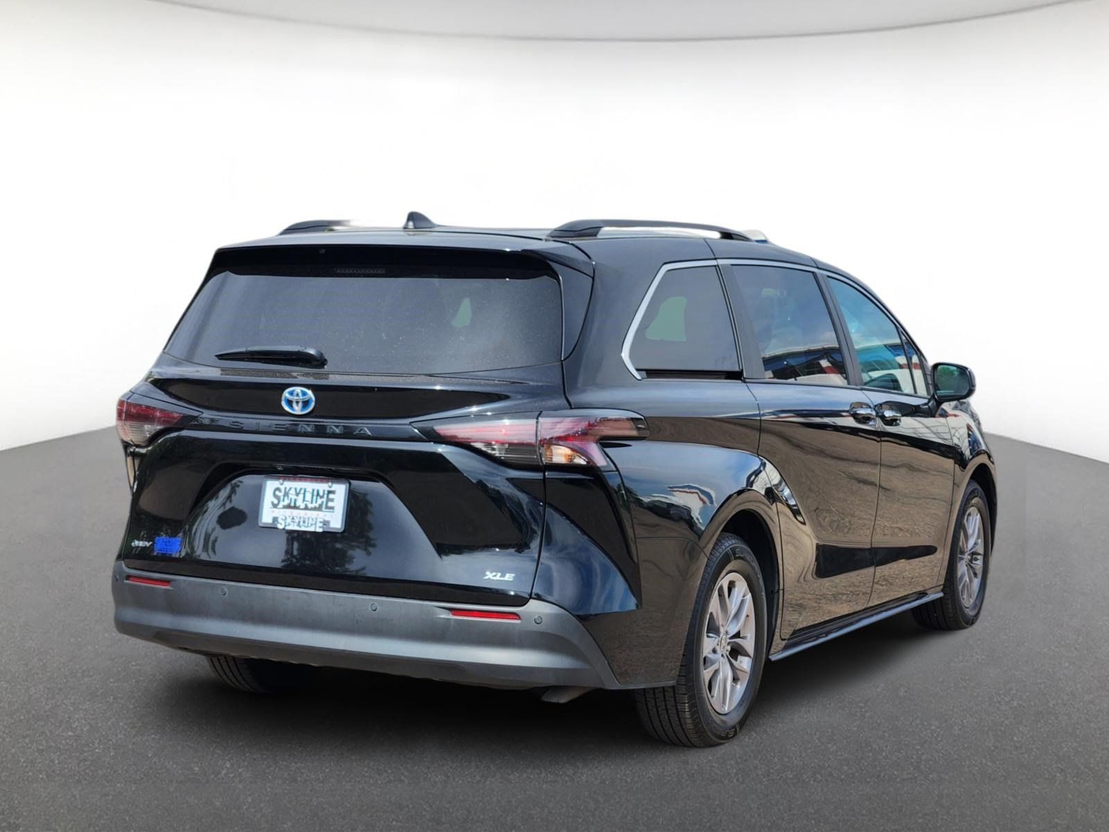 Used 2025 Toyota Sienna XLE FWD image 3
