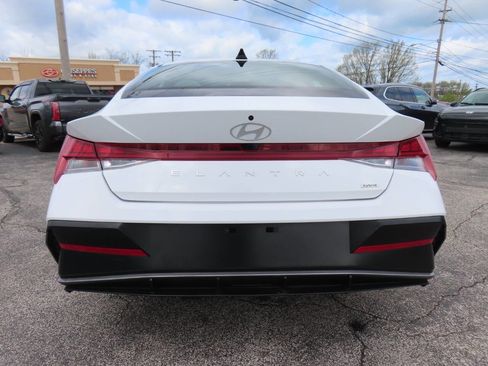 Used 2025 Hyundai Elantra Limited image 23