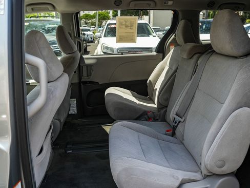 Used 2018 Toyota Sienna LE FWD image 17