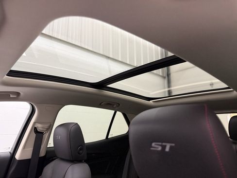 Used 2023 Buick Envision Essence w/ Sport Touring Package image 4