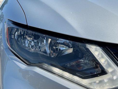 Used 2017 Nissan Rogue SV FWD image 36