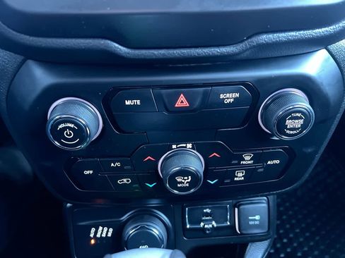 Used 2019 Jeep Renegade Latitude w/ Cold Weather Group image 19